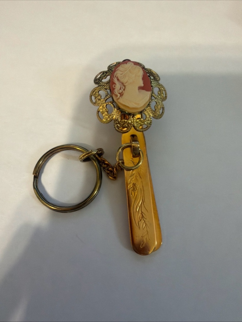 Unique Vintage King's Key Finder Filigree Cameo Purse Key Holder Clip Goldplated